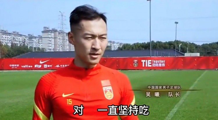 在见面会上护士长和社团学生还一同跳起了方舱广场舞，在疫情最困难的时候，医护人员正是跳这个舞蹈来给自己打气，一旁的彭于晏和王彦霖也受气氛感染学起了他们的舞蹈动作
